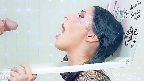 Slutty blonde's wet shelves fuck with her pussy