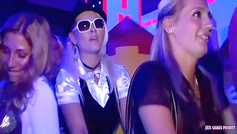 Suckolomorirt of a guy sucks dildo