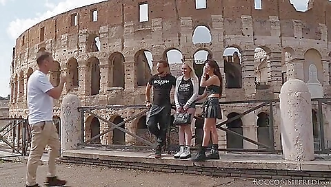 Hot bottomlessyper takes a cum on her face